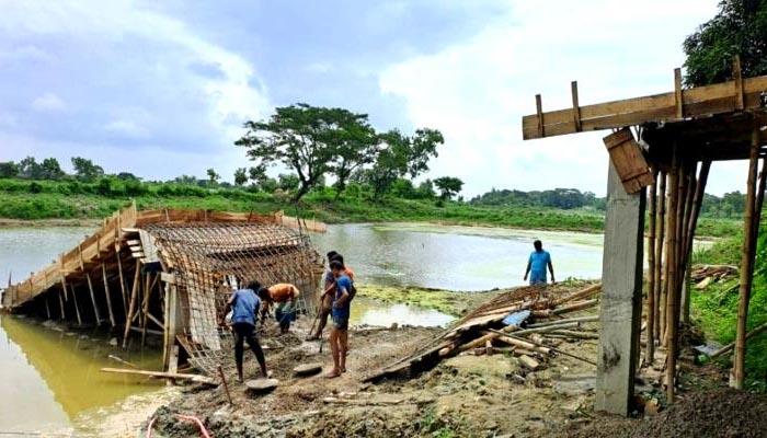 দাউদকান্দিতে নির্মাণাধীন ঘাটলা ধসে ক্ষোভে ফুসছে এলাকাবাসী
