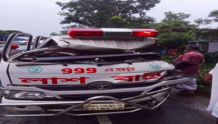 চৌদ্দগ্রামে লাশবাহী অ্যাম্বুলেন্স দুর্ঘটনায় নিহত ২, আহত চালক পলাতক