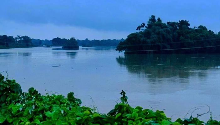 গোমতীর পানি ‘বিপদসীমা ছুঁইছুঁই’ — প্রশাসন সতর্ক, আশ্রয় ব্যবস্থা জোরদার