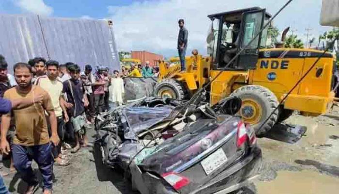কুমিল্লায় লরি উল্টে প্রাইভেট কারের চার যাত্রী নিহত একই পরিবারের স্বপ্ন চুরমার, আহত ৩