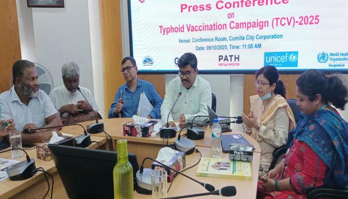 কুমিল্লা সিটিতে এক লাখের বেশি শিশু-কিশোর পাচ্ছে টাইফয়েড টিকা