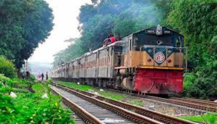 পাহাড়িকা এক্সপ্রেসে নারী শিক্ষার্থীকে শ্লীলতাহানি চেষ্টায় ৫ জন আটক; কুমিল্লা বিশ্ববিদ্যালয়ের শিক্ষার্থী ভুক্তভোগী, তদন্তে নেমেছে রেলওয়ে পুলিশ