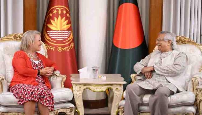 বাণিজ্য ও সহযোগিতা জোরদারে যুক্তরাজ্যের বাণিজ্য দূতের সঙ্গে প্রধান উপদেষ্টার বৈঠক
