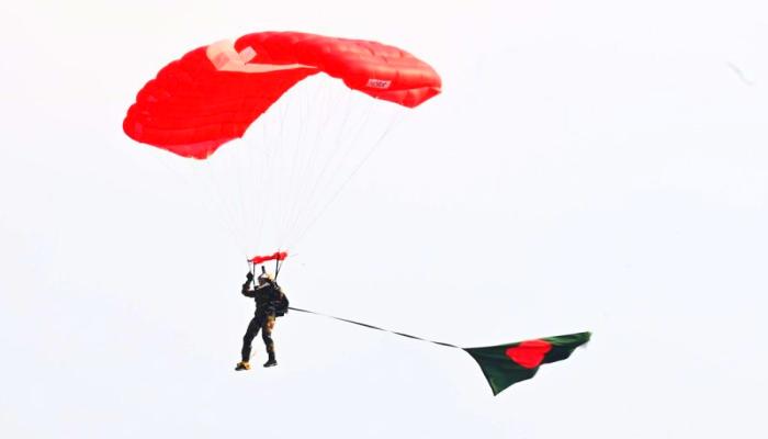 আকাশজুড়ে লাল-সবুজের উড়াল, বিজয় দিবসে স্মরণীয় এয়ার শো